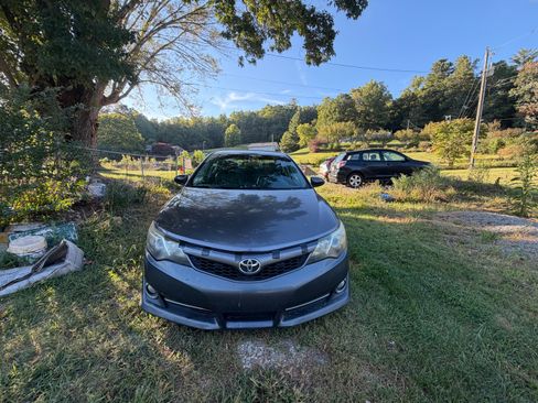 Used 2013 Toyota Camry SE FWD image 2