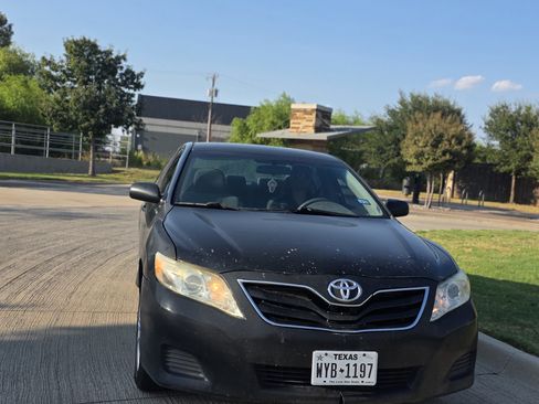 Used 2010 Toyota Camry LE FWD image 2