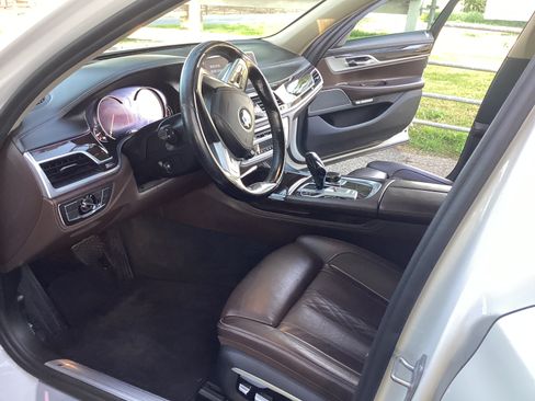 Used 2016 BMW 740i image 9