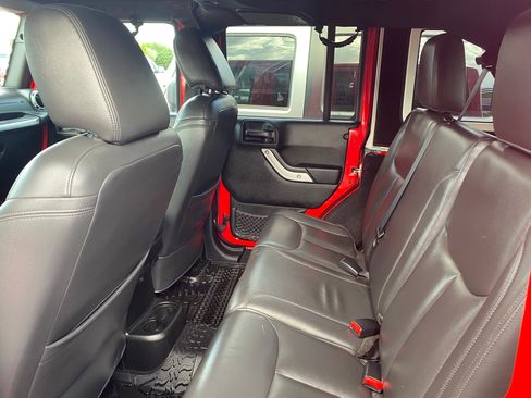 Used 2018 Jeep Wrangler Unlimited Rubicon w/ Connectivity Group AWD/4WD image 11