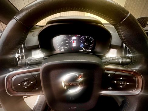 Used 2019 Volvo XC40 T5 Momentum image 12