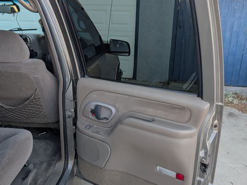 Used 1999 GMC Suburban 2WD w/ Marketing Opt Pkg 2 image 9