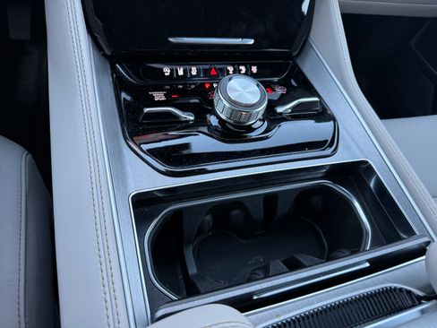 Used 2025 Jeep Wagoneer Series II image 1