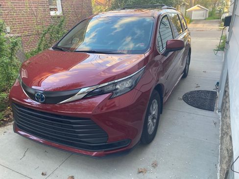 Used 2024 Toyota Sienna LE AWD/4WD image 1