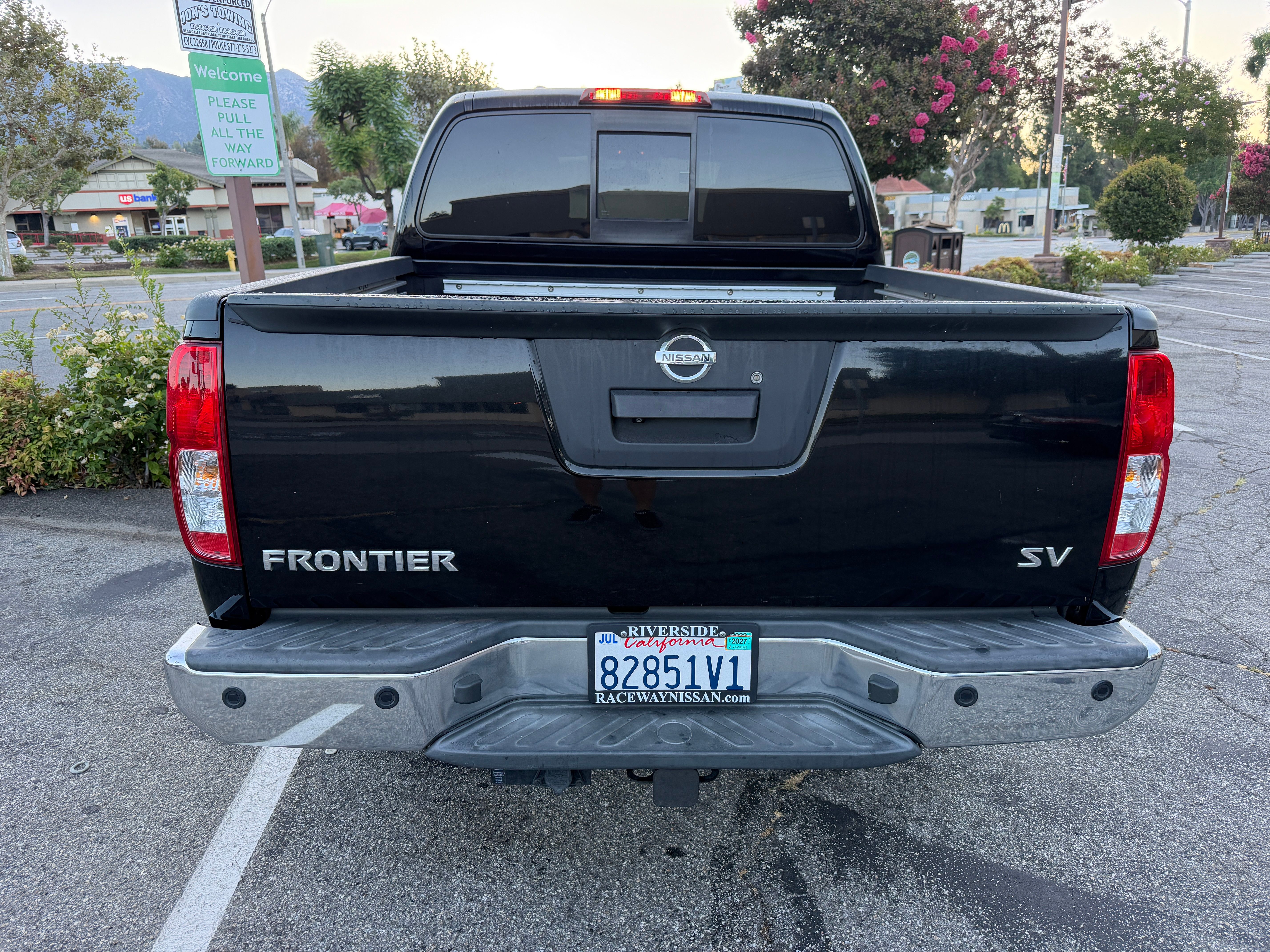 Used 2015 Nissan Frontier SV w/ SV Value Truck Package RWD image 2