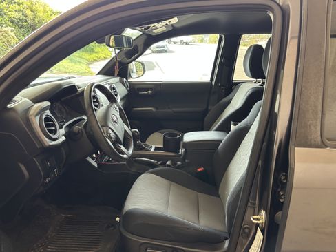 Used 2020 Toyota Tacoma TRD Off-Road w/ Technology Package image 5