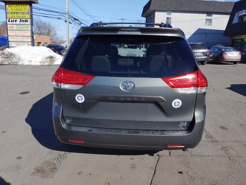Used 2013 Toyota Sienna XLE image 8
