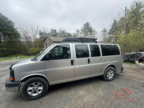 Used 2010 GMC Savana 1500 AWD image 2