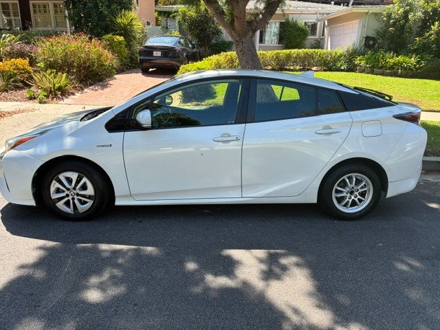 Used 2017 Toyota Prius Three FWD image 1
