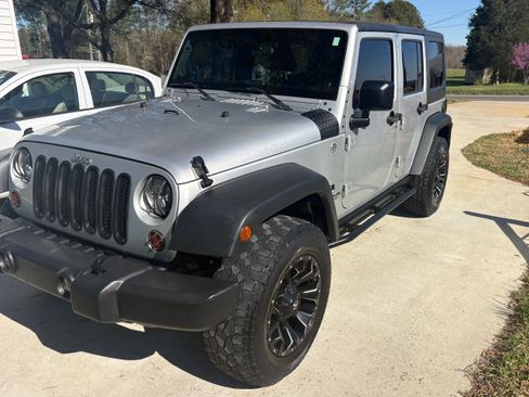 Used 2011 Jeep Wrangler Unlimited Rubicon w/ Connectivity Group AWD/4WD image 2