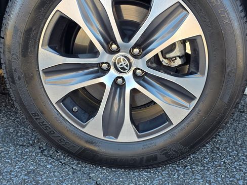 Used 2021 Toyota Highlander XLE image 6