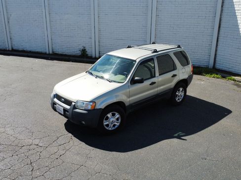 Used 2004 Ford Escape XLT image 1