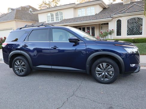 Used 2022 Nissan Pathfinder SV image 2