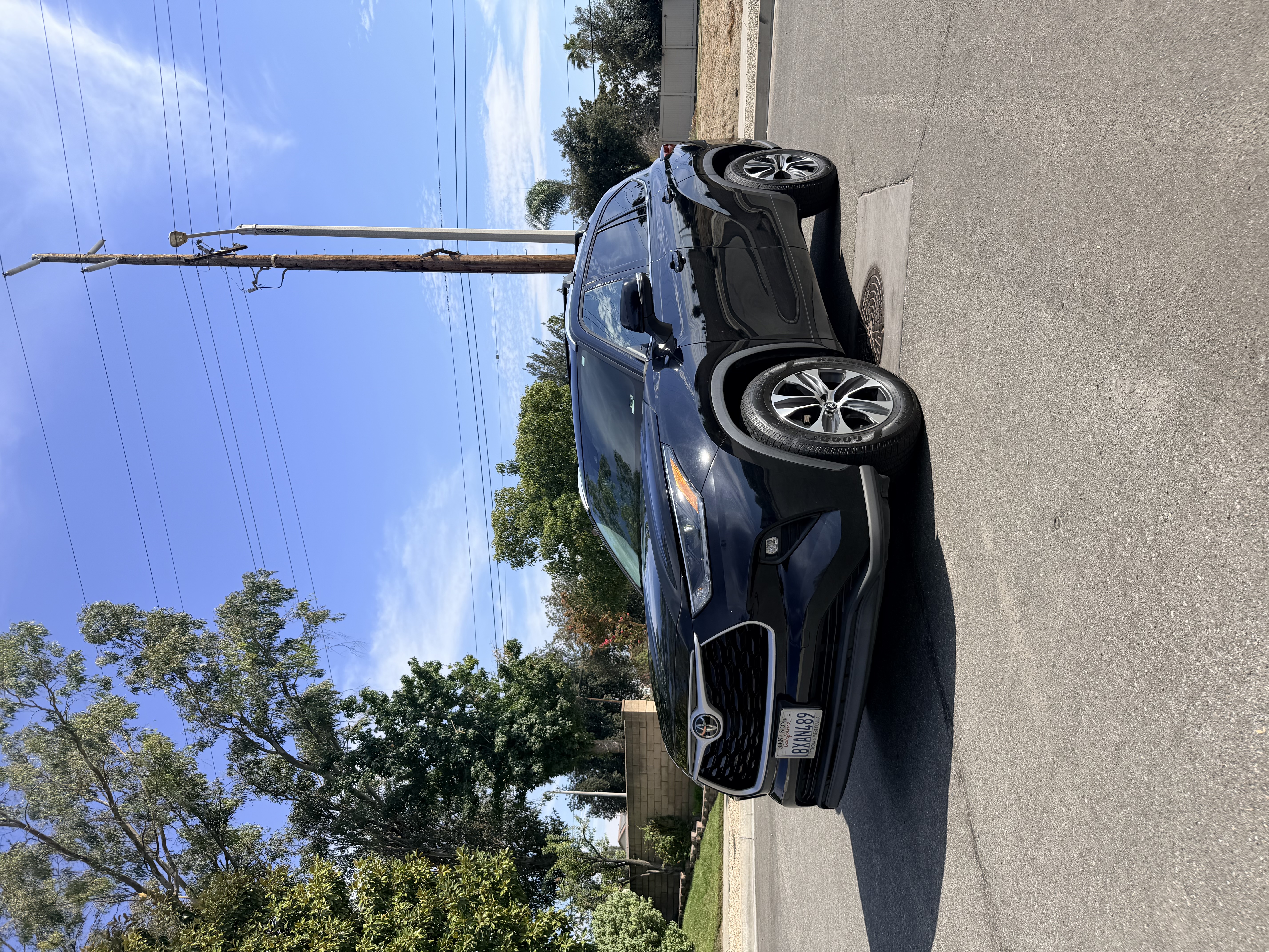 Used 2021 Toyota Highlander XLE FWD image 1