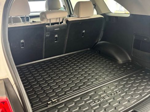 Used 2017 Kia Sorento LX w/ LX Convenience Package image 4