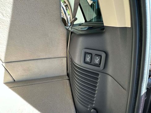 Used 2005 Lincoln Navigator 4WD image 15