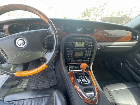 Used 2008 Jaguar XJ8 image 15