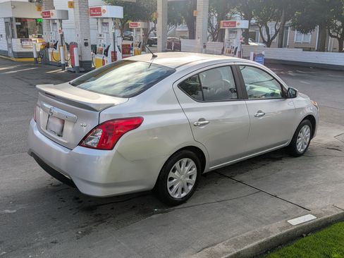 Used 2019 Nissan Versa SV image 5