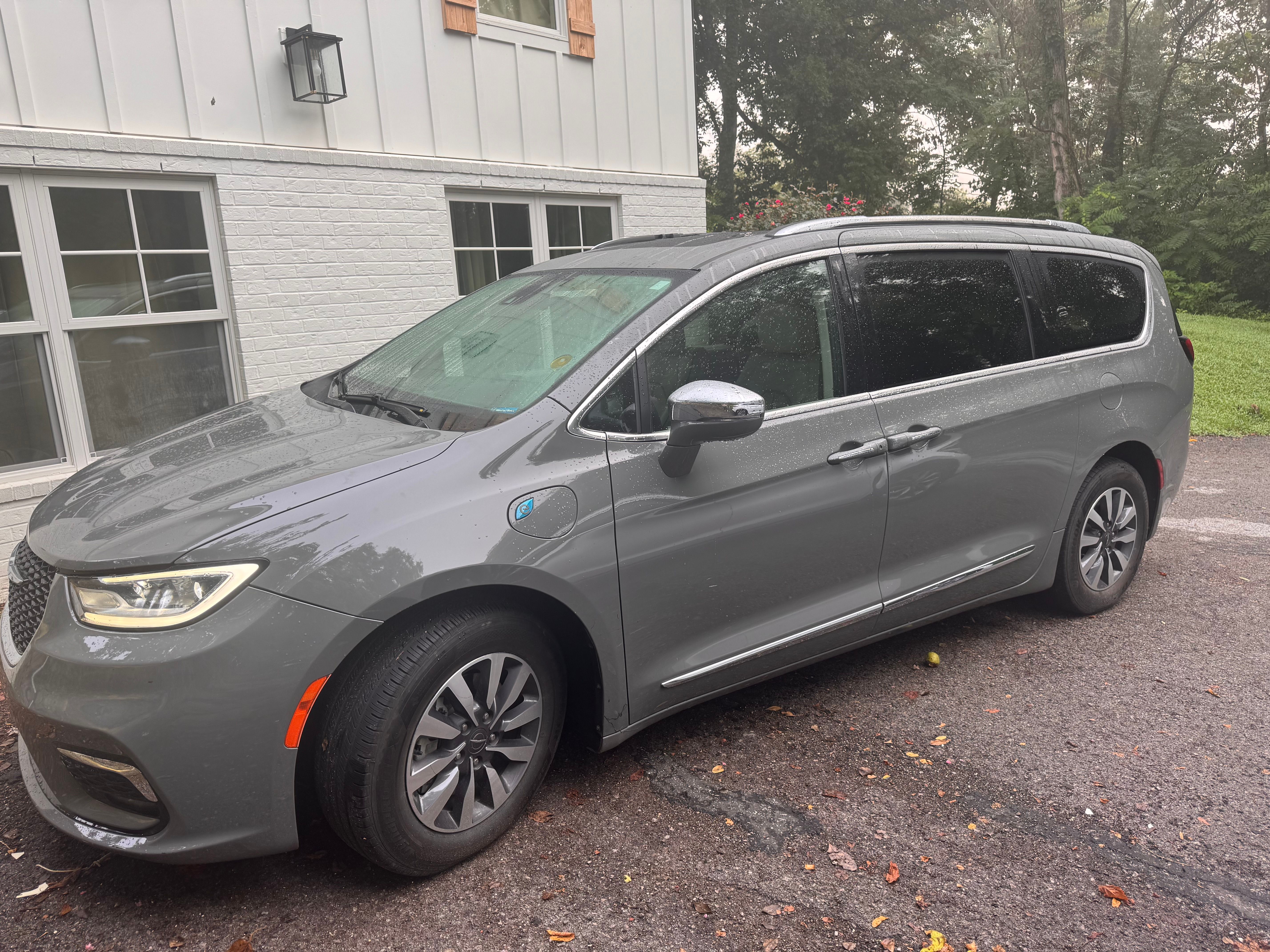 Used 2021 Chrysler Pacifica Limited FWD image 1