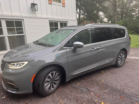 Used 2021 Chrysler Pacifica Limited FWD image 2
