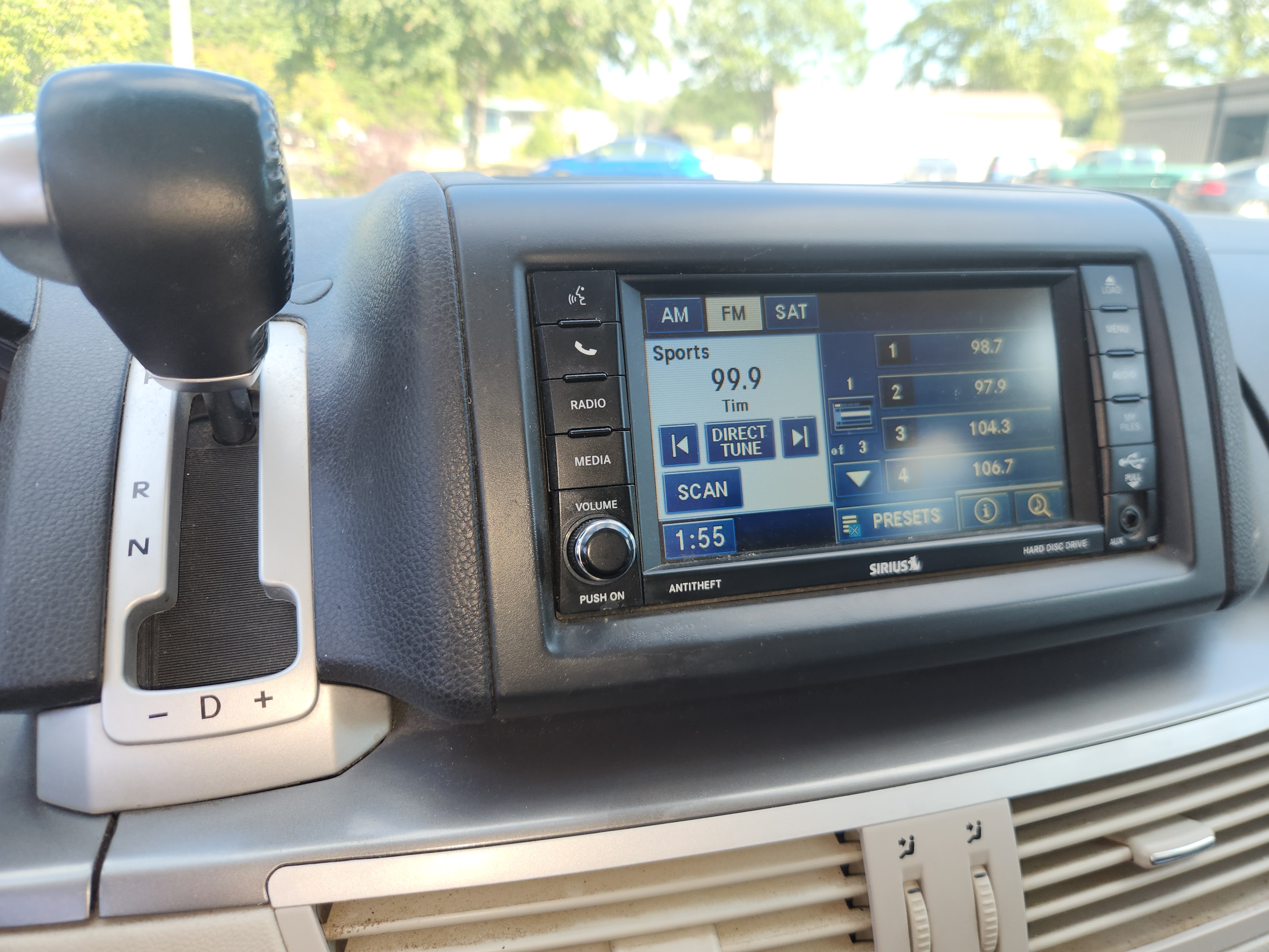 Used 2012 Volkswagen Routan SE FWD image 16