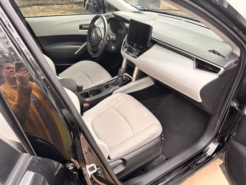 Used 2023 Toyota Corolla Cross L image 11