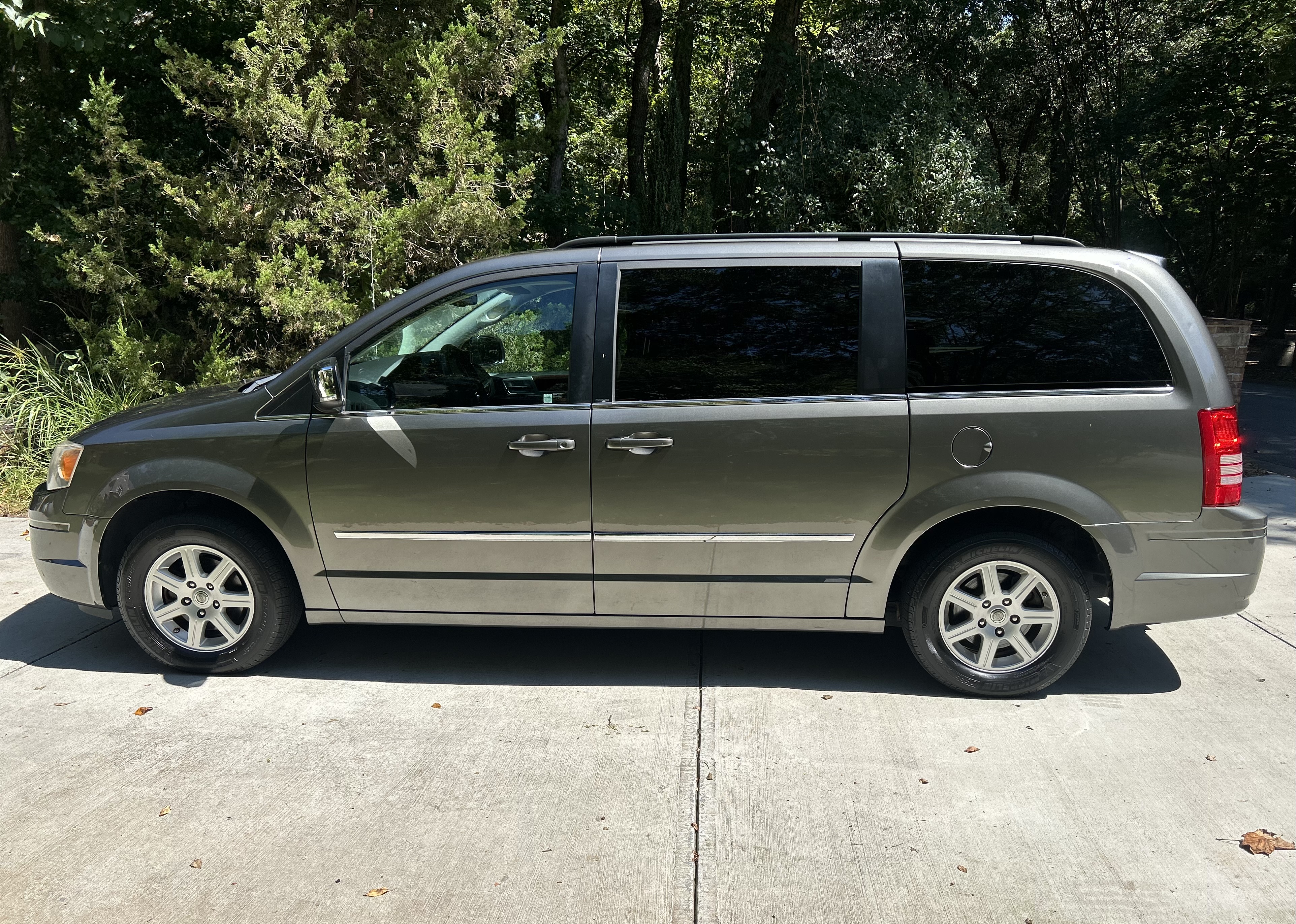 Used 2010 Chrysler Town & Country Touring Plus w/ Safetytec Group FWD image 12