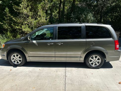 Used 2010 Chrysler Town & Country Touring Plus w/ Safetytec Group FWD image 12