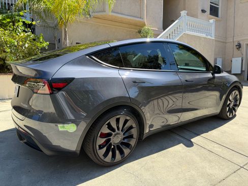 Used 2023 Tesla Model Y Performance AWD/4WD image 10