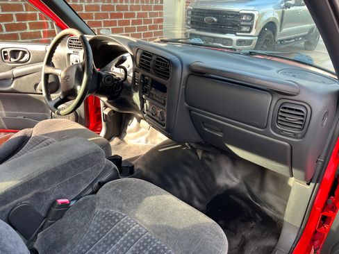 Used 2001 Chevrolet S10 Pickup 2WD Extended Cab image 18
