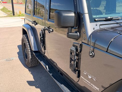 Used 2018 Jeep Wrangler Unlimited Sahara AWD/4WD image 6