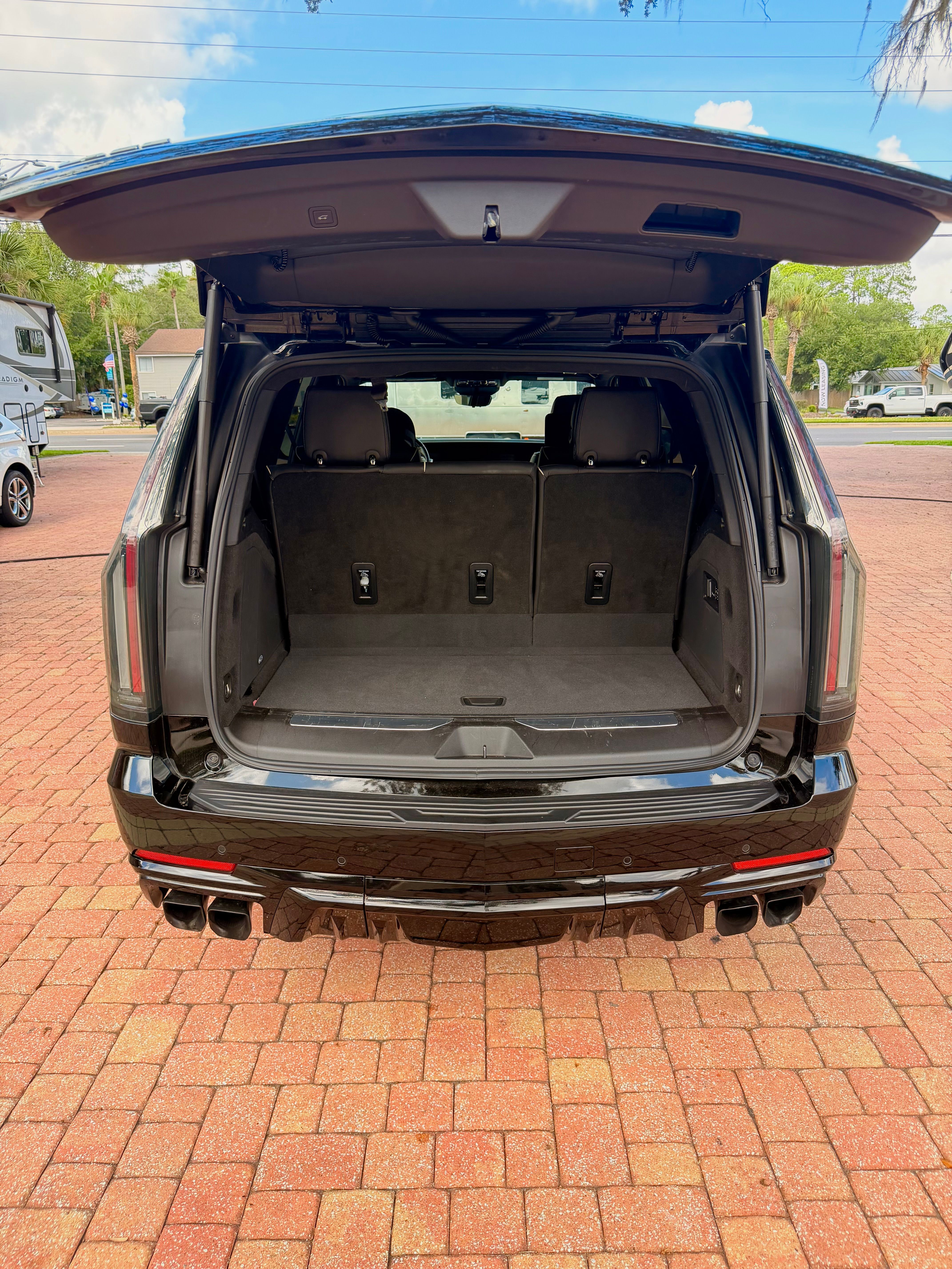 Used 2025 Cadillac Escalade V AWD/4WD image 14