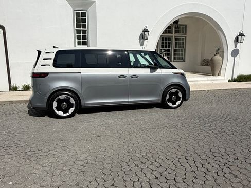 Used 2025 Volkswagen ID. Buzz Pro S Plus RWD image 2