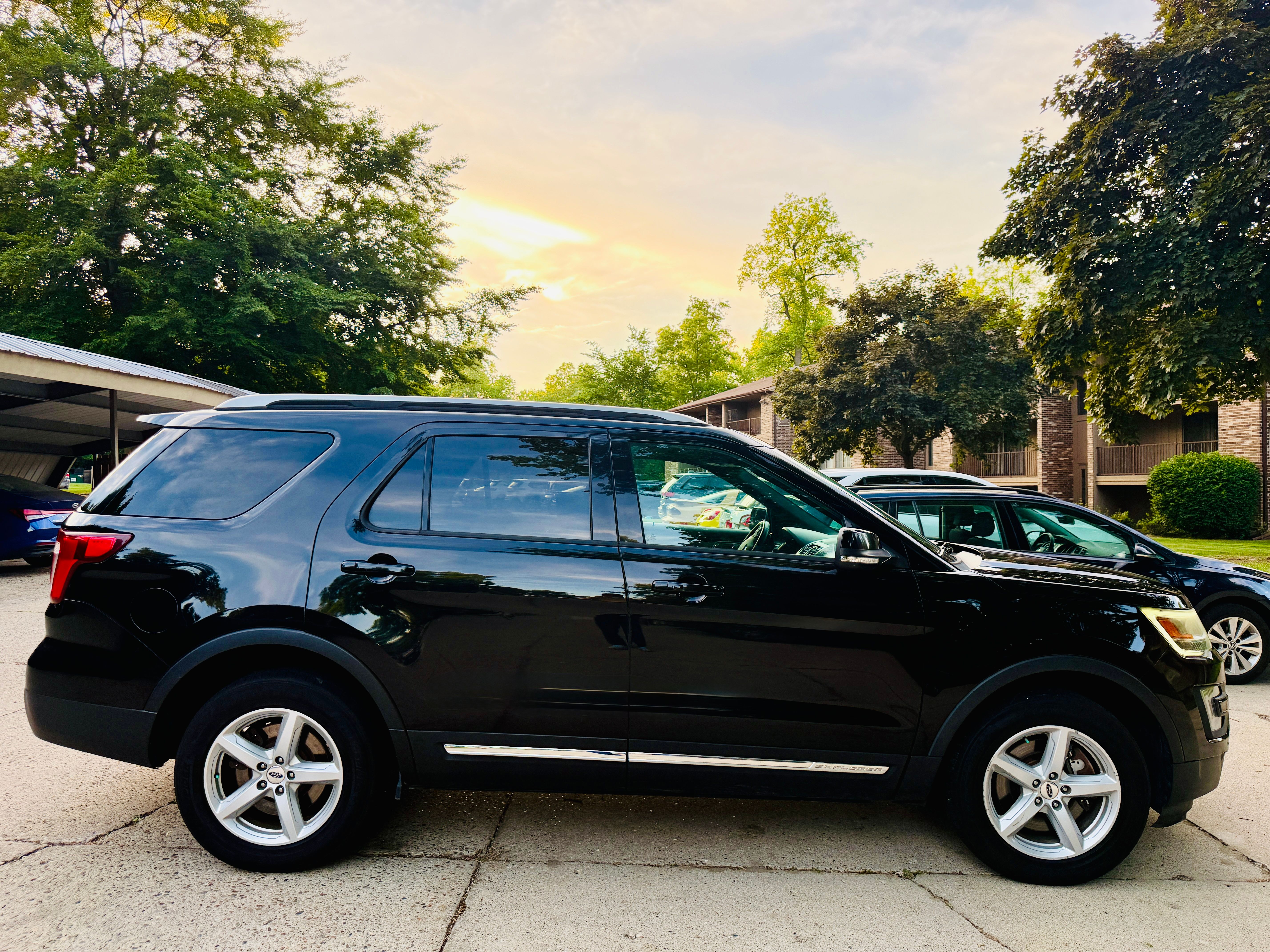 Used 2017 Ford Explorer XLT AWD/4WD image 6