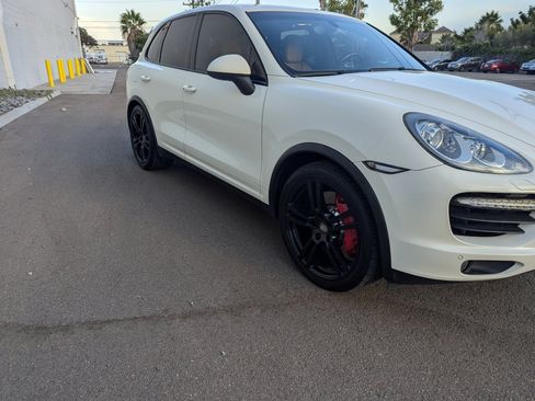 Used 2011 Porsche Cayenne Turbo image 8