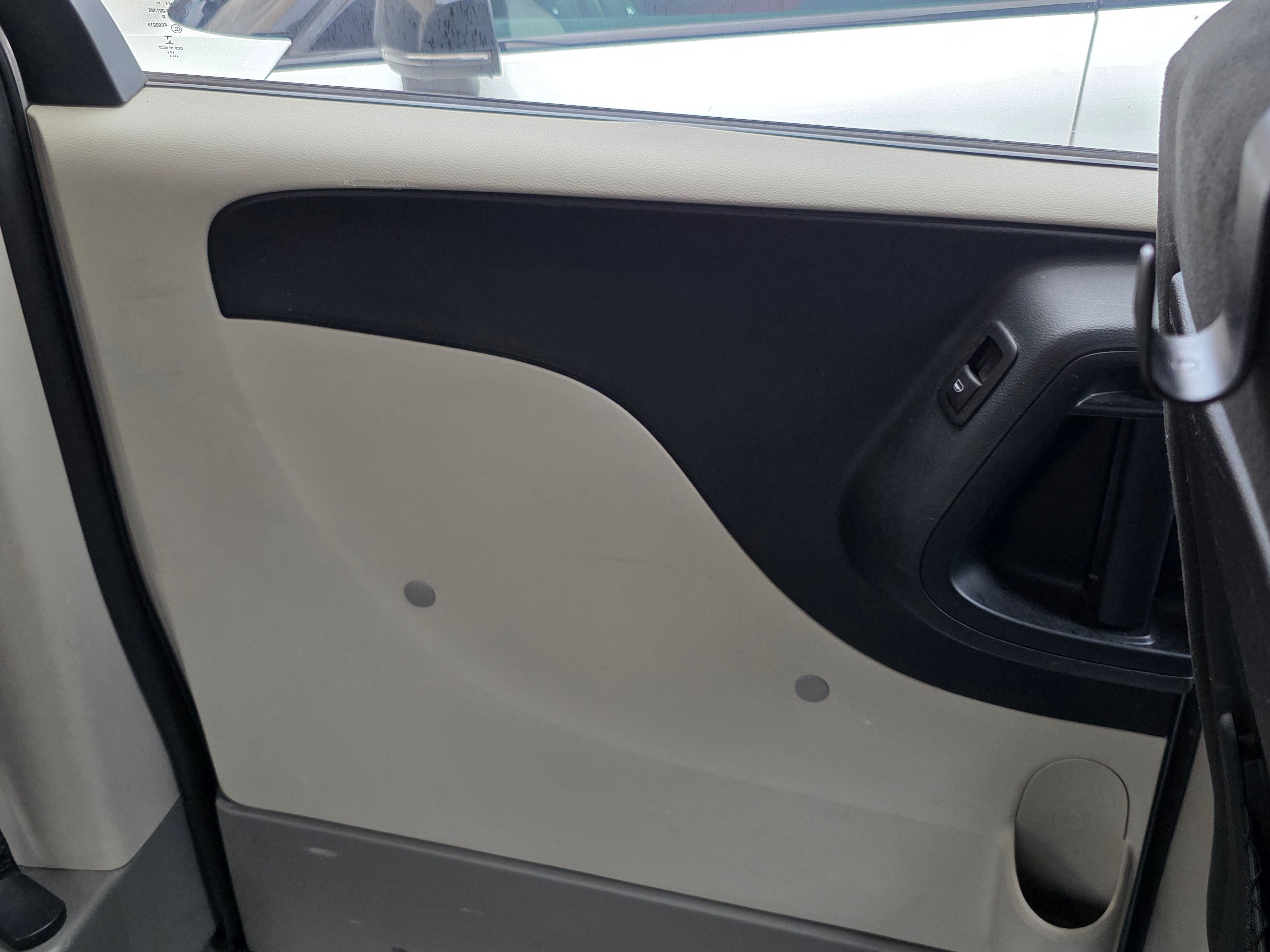Used 2015 Dodge Grand Caravan SXT w/ UConnect Hands-Free Group FWD image 16