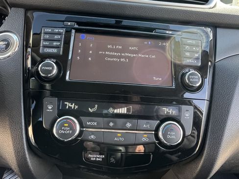 Used 2016 Nissan Rogue SV w/ SV Premium Package image 16