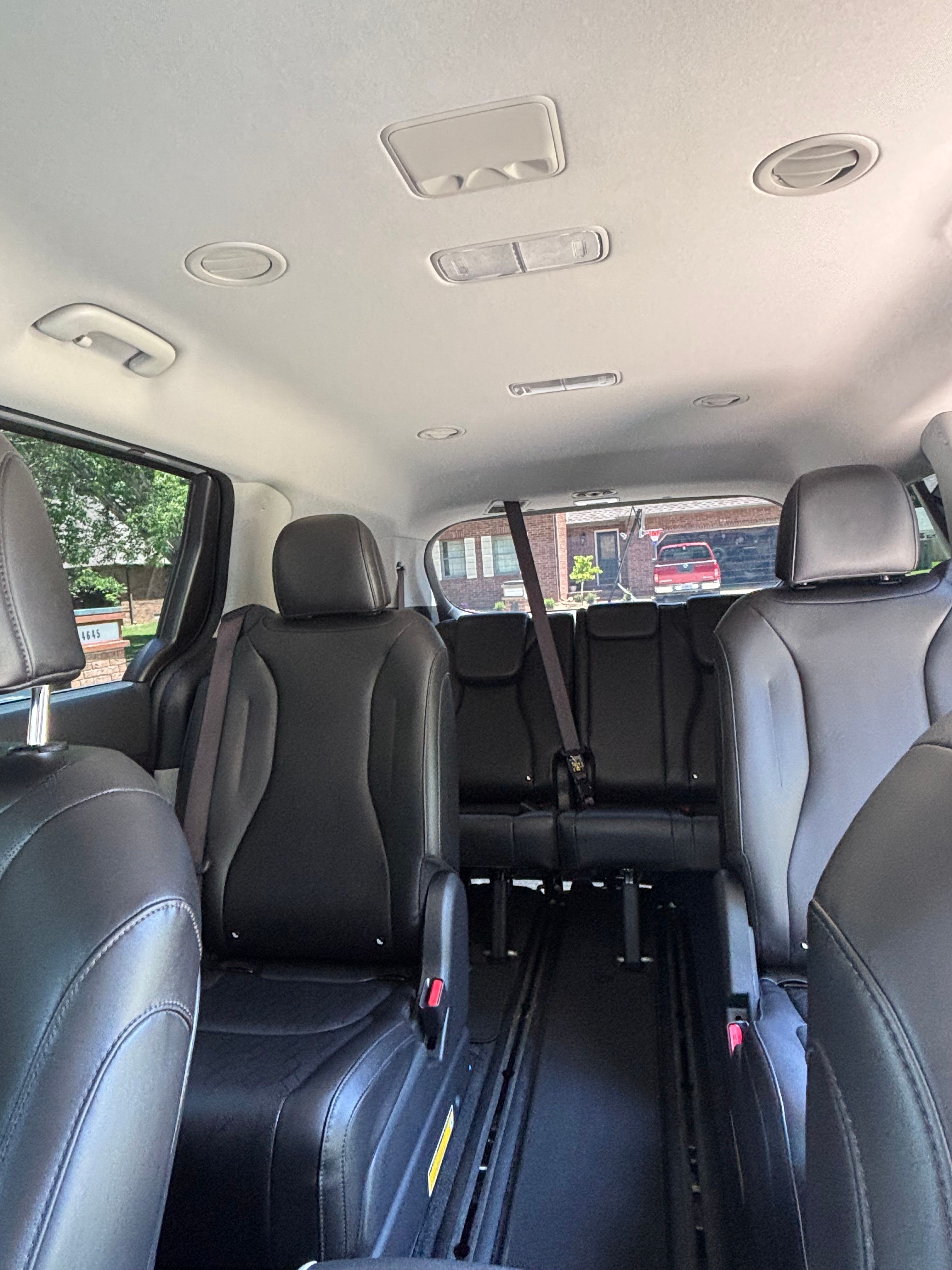 Used 2023 Kia Carnival LX FWD image 15