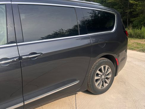 Used 2019 Chrysler Pacifica Touring-L Plus w/ Advanced Safetytec Group FWD image 17