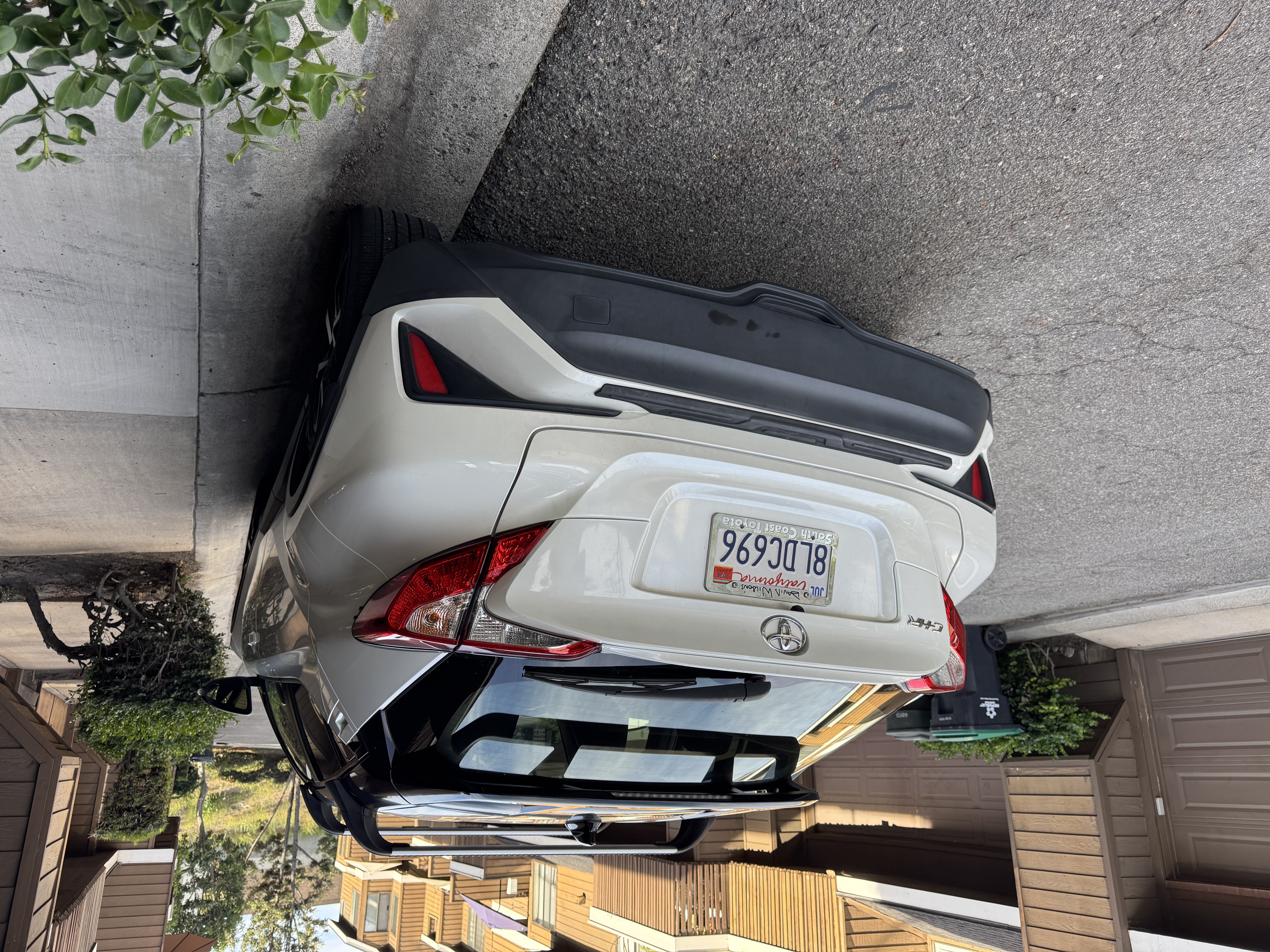 Used 2019 Toyota C-HR XLE FWD image 4