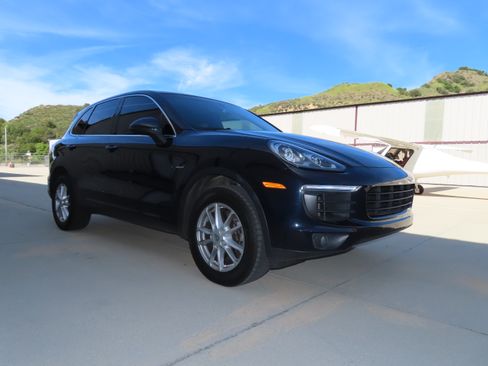 Used 2015 Porsche Cayenne Diesel w/ Premium Package image 9