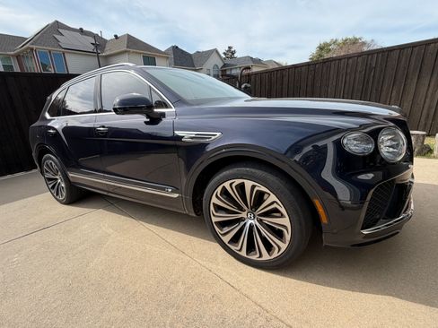 Used 2021 Bentley Bentayga image 4