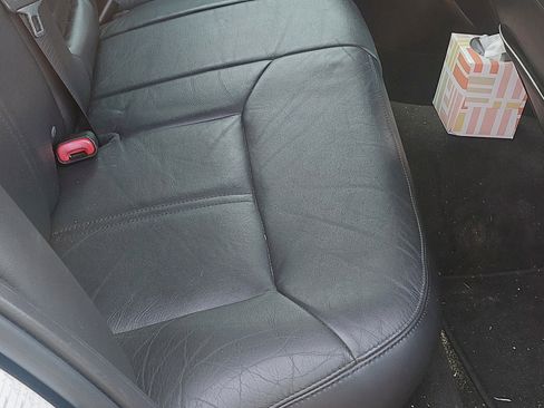 Used 2011 Lincoln Town Car Signature Limited image 4