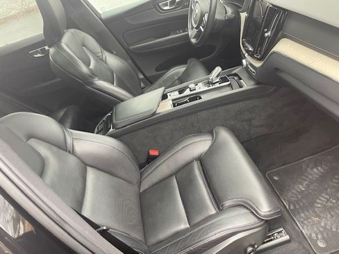 Used 2022 Volvo XC60 B5 Inscription w/ Protection Package Premier image 9
