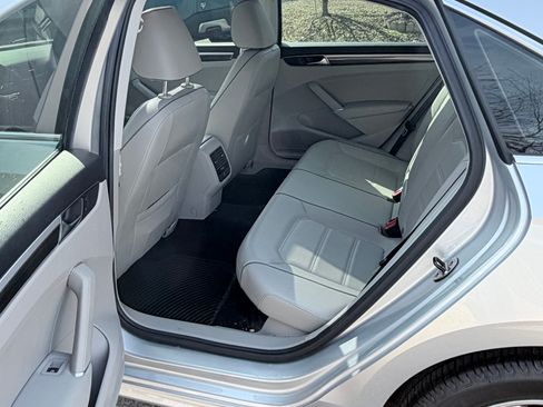 Used 2017 Volkswagen Passat 1.8T SE image 11