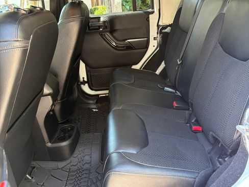 Used 2017 Jeep Wrangler Unlimited Sahara AWD/4WD image 10