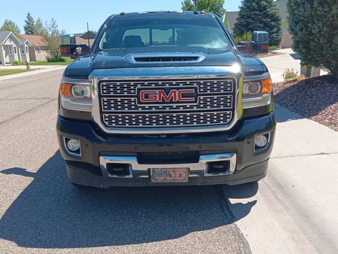 Used 2019 GMC Sierra 3500 Denali image 2