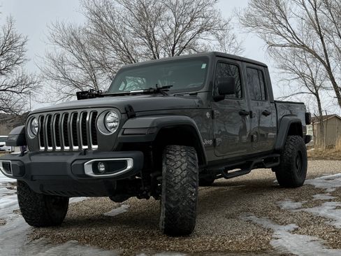 Used 2020 Jeep Gladiator Overland image 4