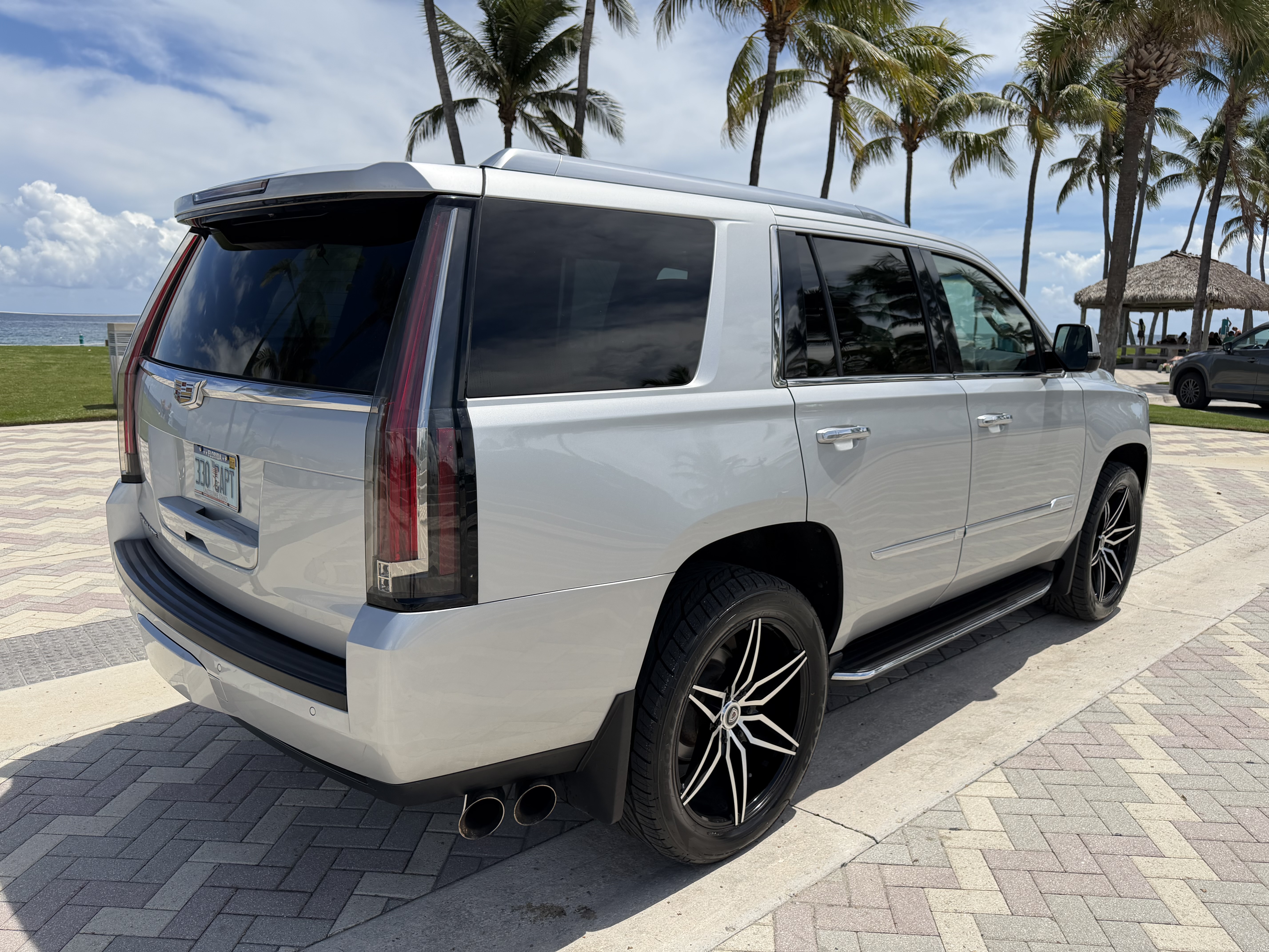Used 2015 Cadillac Escalade Luxury RWD image 4