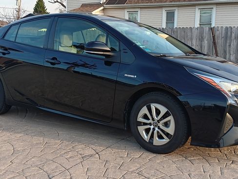 Used 2017 Toyota Prius One image 1